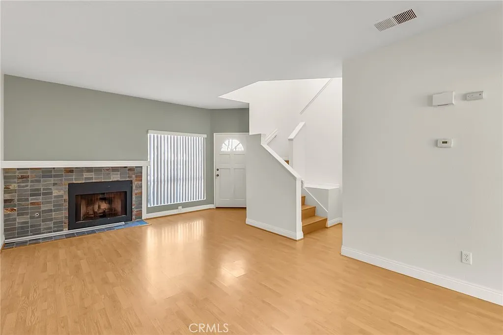 3 bed, 2.5 bath, 1384 sqft, $4,000 — Photo 3