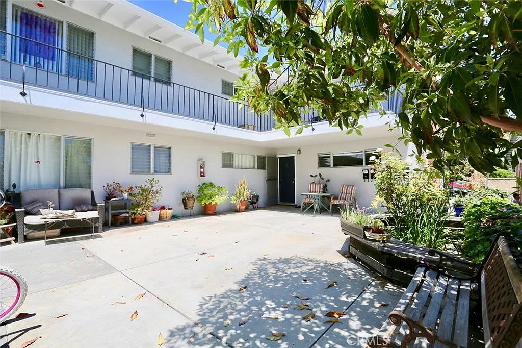 2 bed, 850 sqft, $3,350 — Photo 1