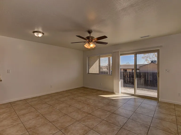 3027 N Corrine Dr — Photo 5