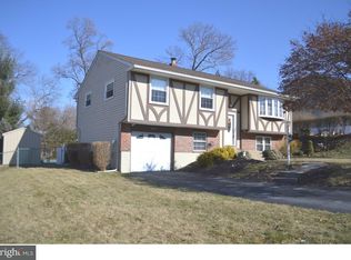 813 Lamp Post Ln, Aston, PA 19014