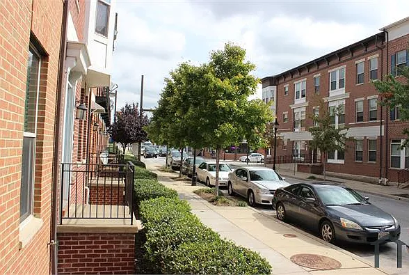 906 E Lombard St — Photo 37