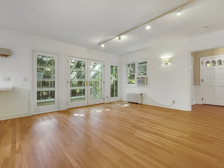 14 Grove Ln — Photo 7
