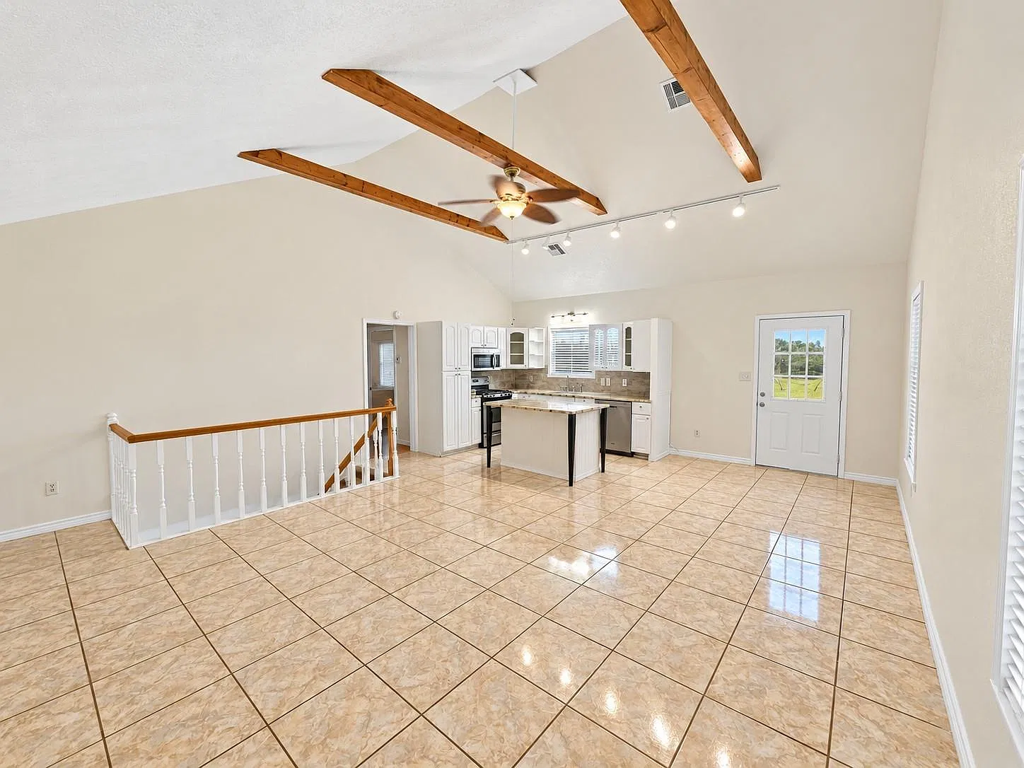 3 bed, 3.0 bath, 1392 sqft, $2,000 — Photo 3