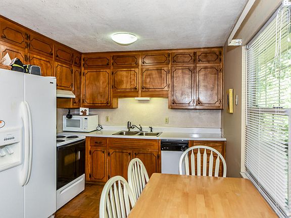 3rd image of 2354 Sylvania Ave