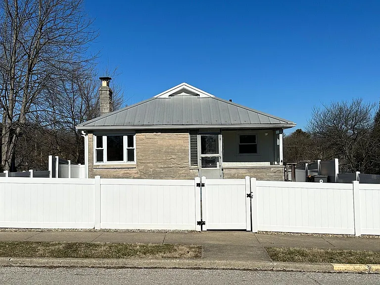 Front Fenced Yard
