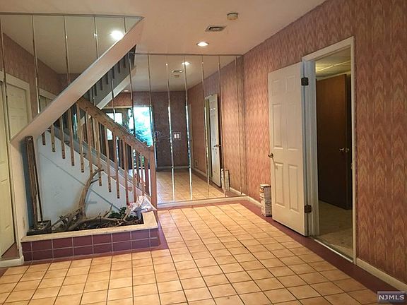 5th image of 24 Dogwood Ct