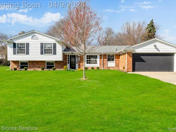 599 Sedgefield Dr, Bloomfield Hills, MI 48304