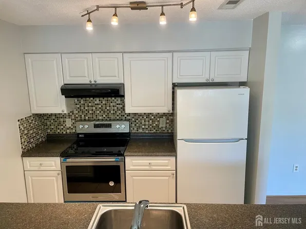 9201 Tamarron Dr, Plainsboro, NJ 08536