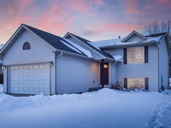 860 Sparrow Rd, Waconia, MN 55387