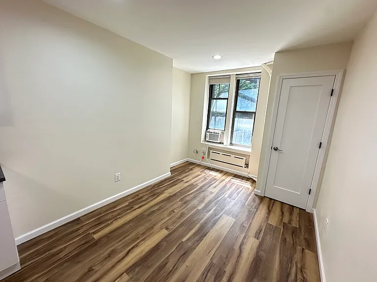 320 E 6th St #1R — Photo 8