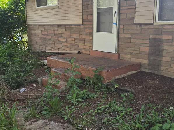 10125 Crown Point Dr, Saint Louis, MO 63136