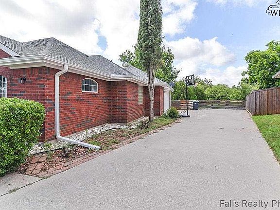 4th image of 6 N Park Dr