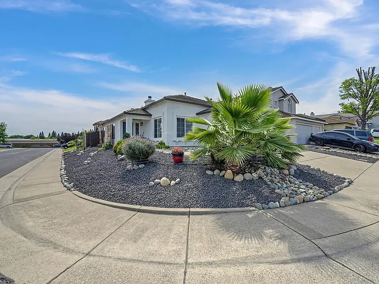 201 Stavros Ct — Photo 2