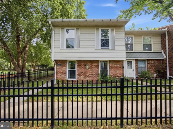 2108 Ferguson Pl, Herndon, VA 20170