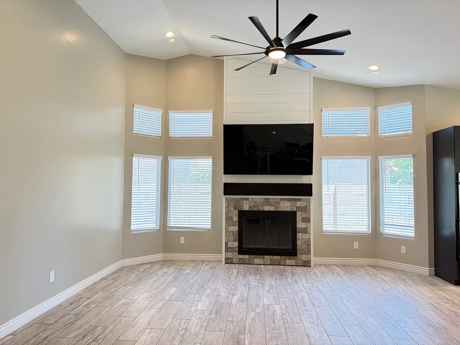 4 bed, 2325 sqft, $3,095 — Photo 4
