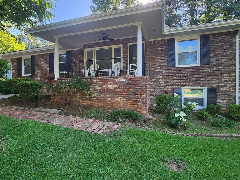 302 Kelso Dr SW — Photo 1