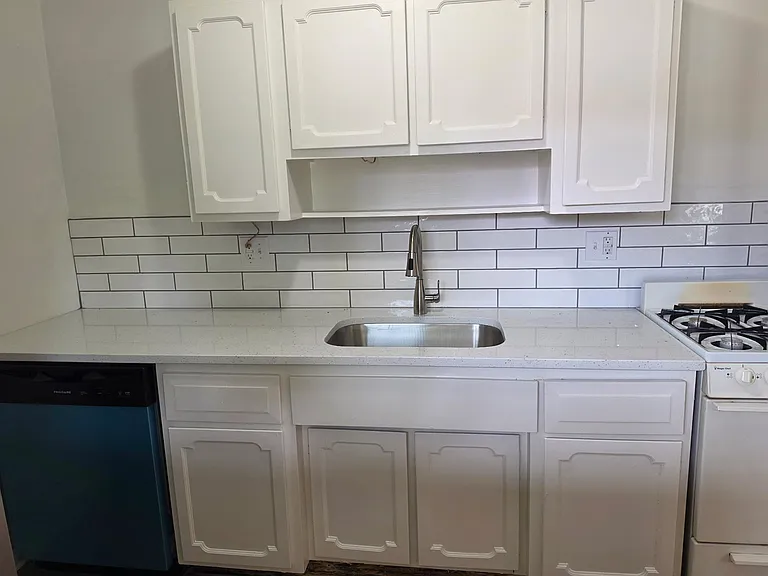 1136 Highland St #F — Photo 3