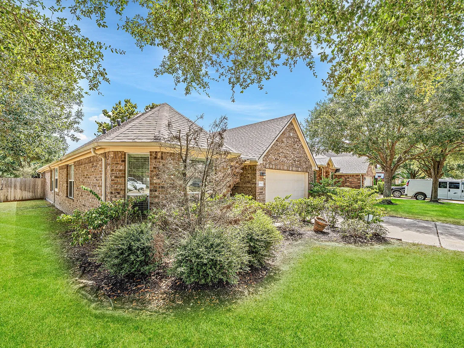 3 bed, 2.0 bath, 2098 sqft, $2,350 — Photo 4