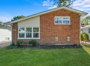 739 NE Holcomb Dr, Mundelein, IL