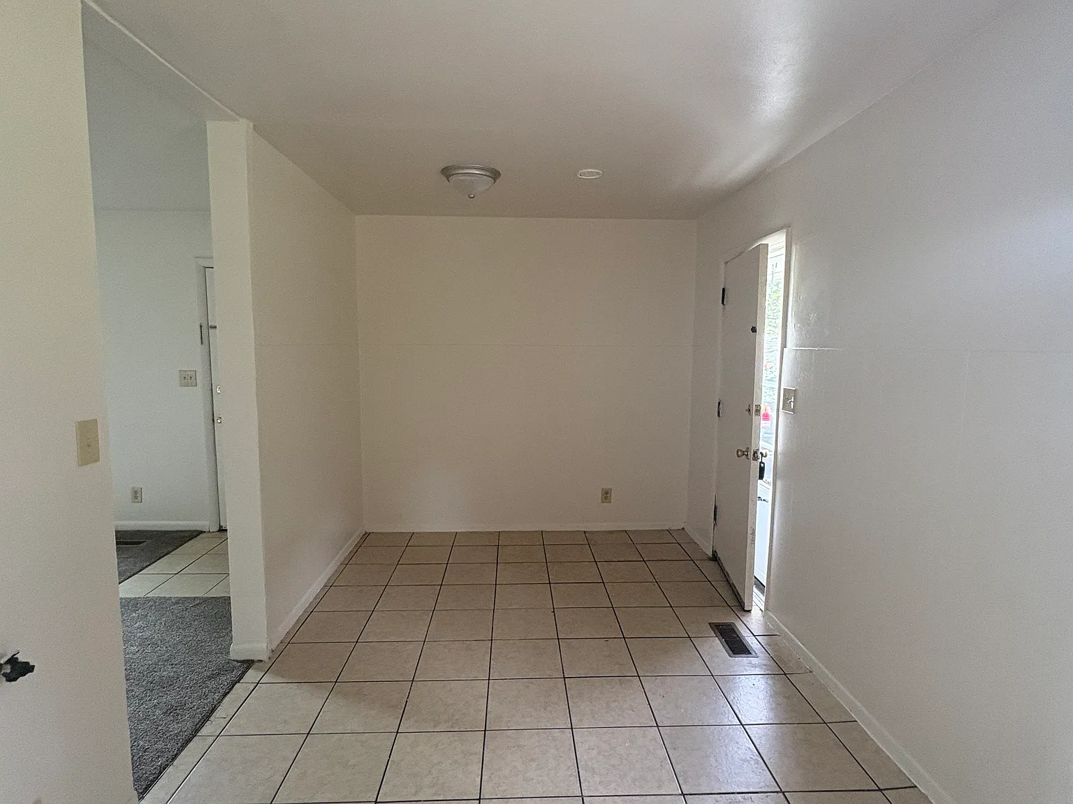 3 bed, 1020 sqft, $995 — Photo 3