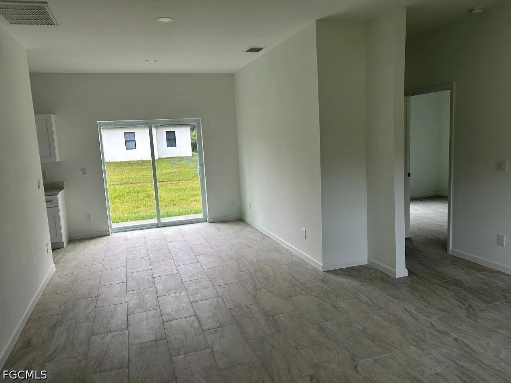 3 bed, 2.0 bath, 1055 sqft, $1,700 — Photo 2