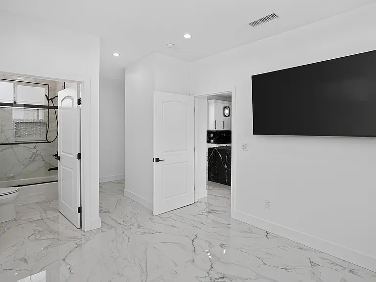 2219 Belmont Ln — Photo 1