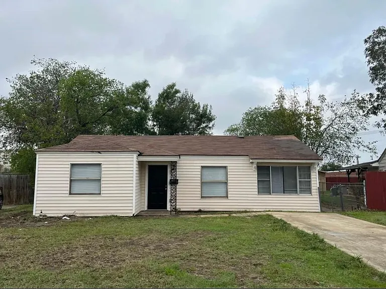 914 SW Dallas St — Photo 1