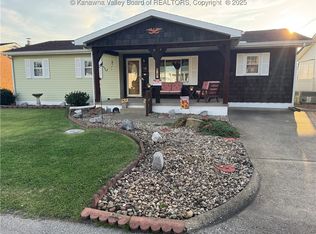 812 Adams Ave, Ravenswood, WV 26164