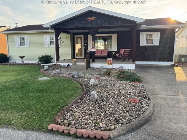 812 Adams Ave, Ravenswood, WV 26164