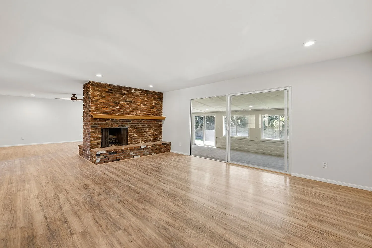 4 bed, 2.5 bath, 2300 sqft, $5,295 — Photo 4