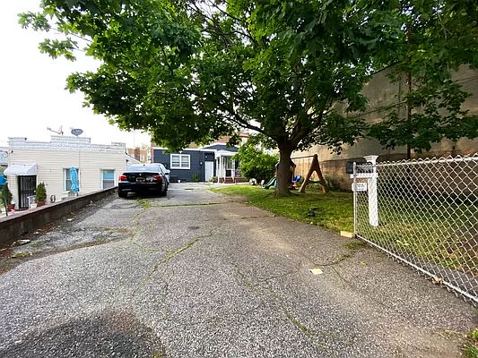 3rd image of 70-15 Ditmars Blvd