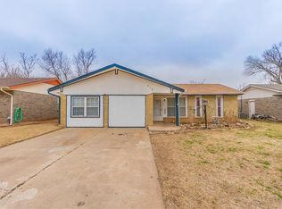 425 E Hillcrest Ln, Mustang, OK 73064