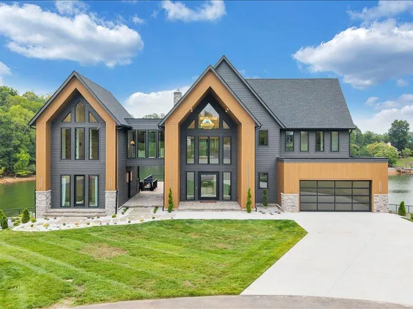 64 Grande Lake Cir, Moneta, VA 24121
