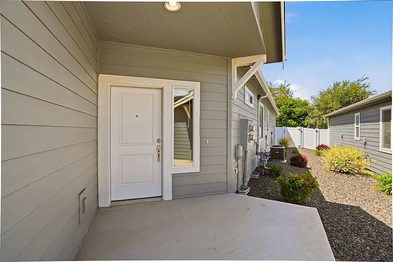 3 bed, 2.0 bath, 1638 sqft, $2,350 — Photo 2