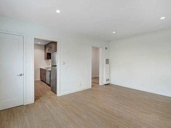 2nd image of 1844-1850 N Harvard Blvd #B24