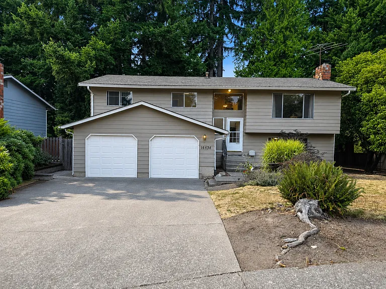 16434 NE 107th Pl — Photo 1