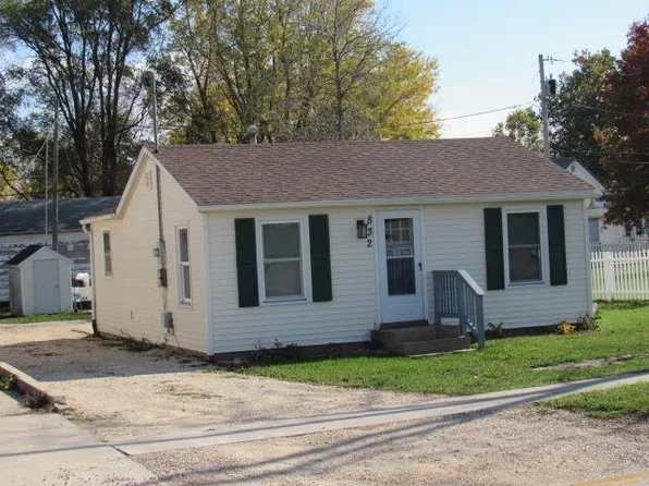 832 N Cedar St, Monticello, IA 52310