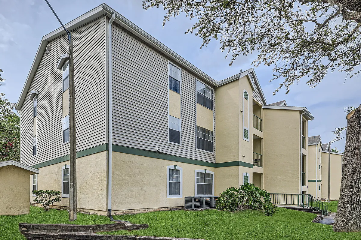 Building Photo - Golden Oaks