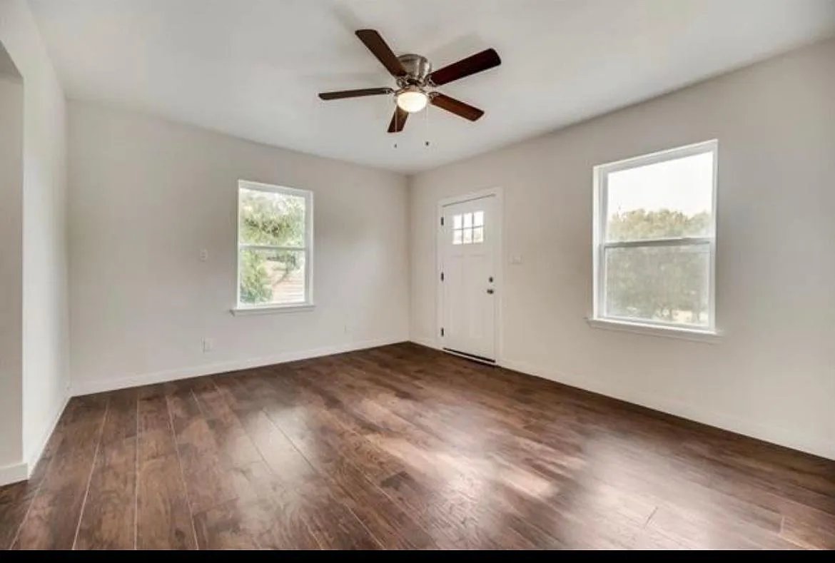 924 W Pecan St — Photo 2