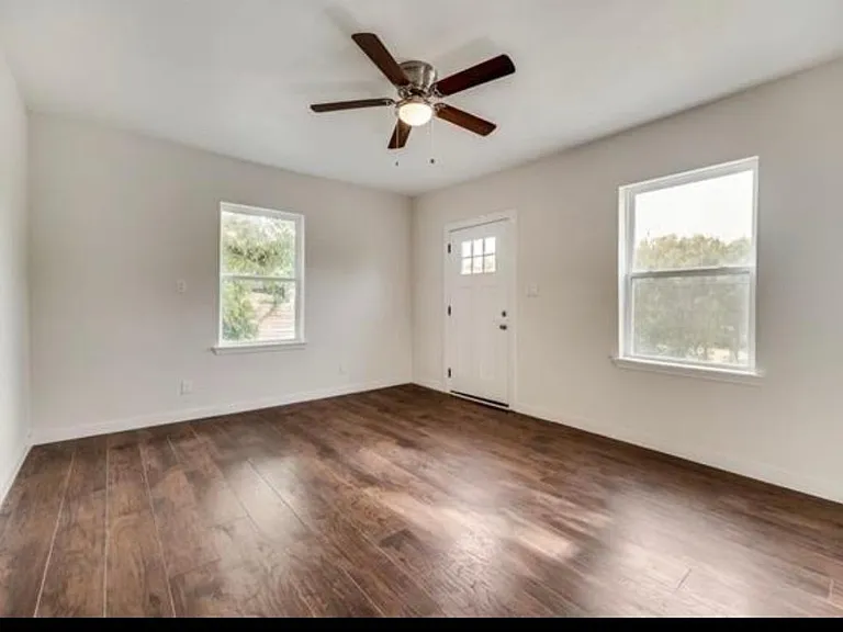 924 W Pecan St — Photo 2