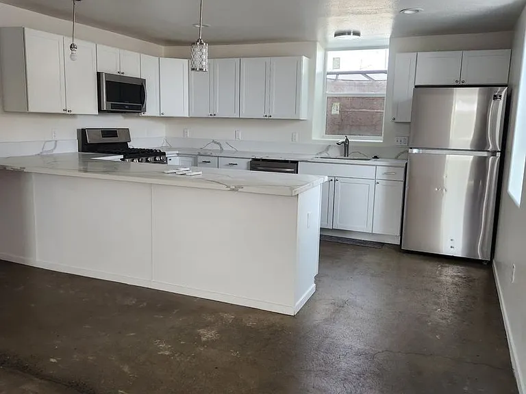 529 Stewart St — Photo 2