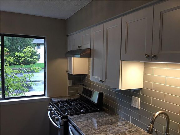 3rd image of 125 Hampshire Dr