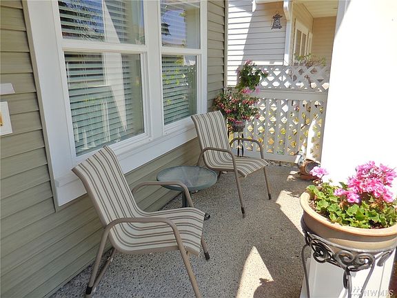 Very inviting front porch