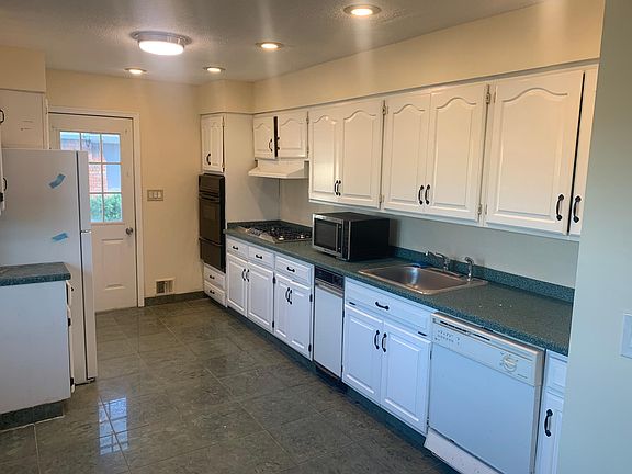 4th image of 152 Villa Ave