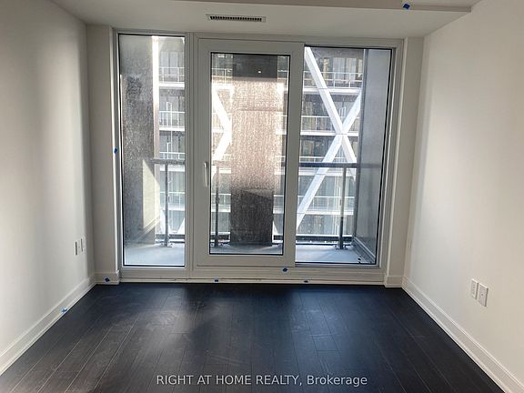 5th image of 238 Simcoe St #3406