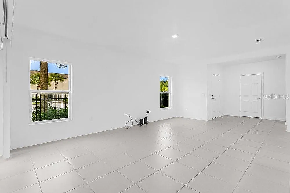 4 bed, 2.5 bath, 1931 sqft, $2,300 — Photo 4