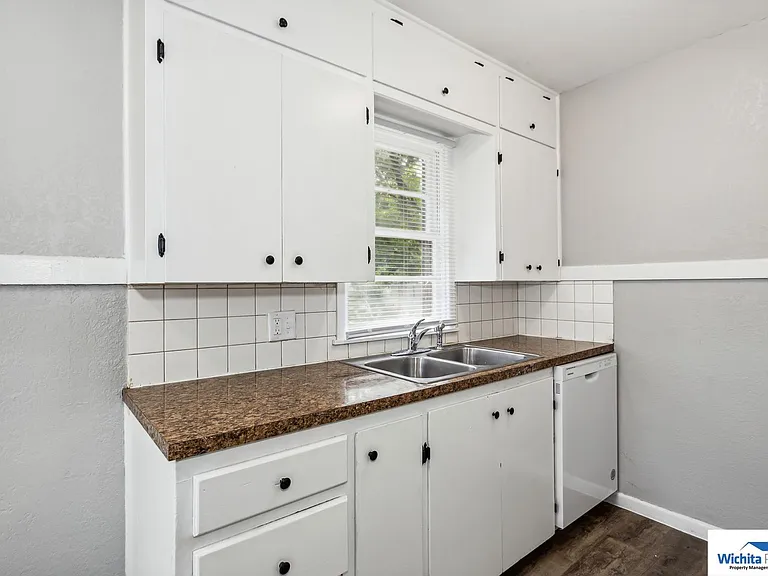 2214 S Glenn Ave — Photo 3