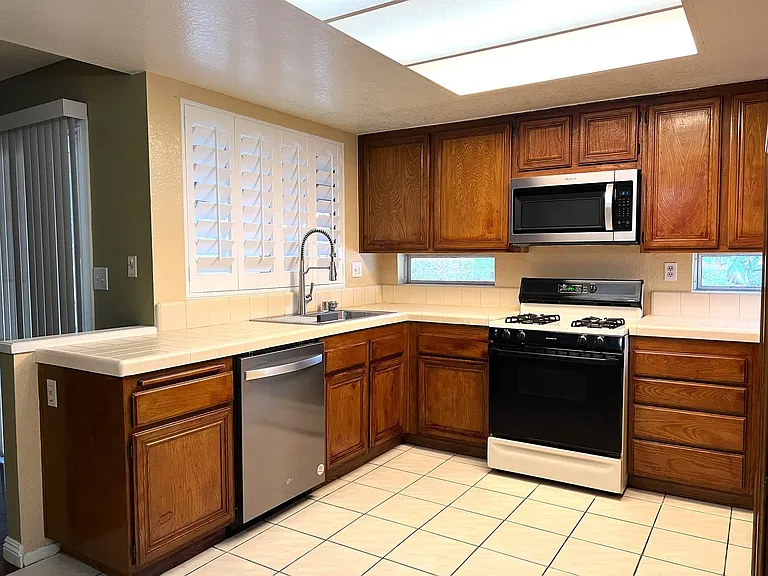 1349 Crestmont Dr — Photo 3
