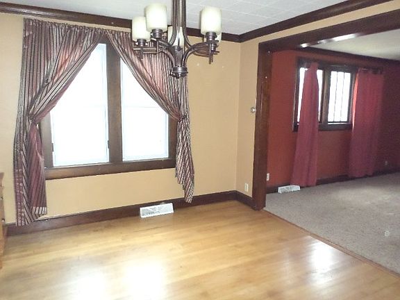 3rd image of 808 N Lake St