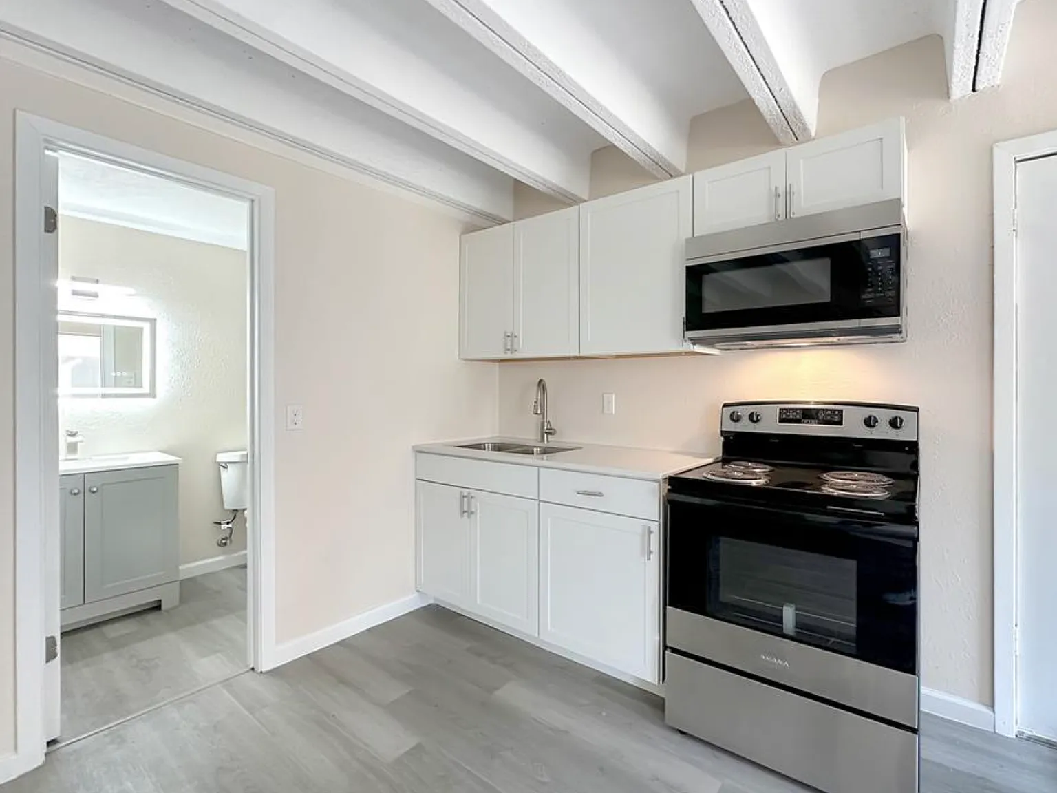 Studio, 416 sqft, $949 — Photo 2